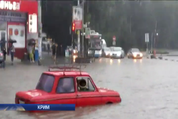 Через зливи в Криму зникає світло та інтернет