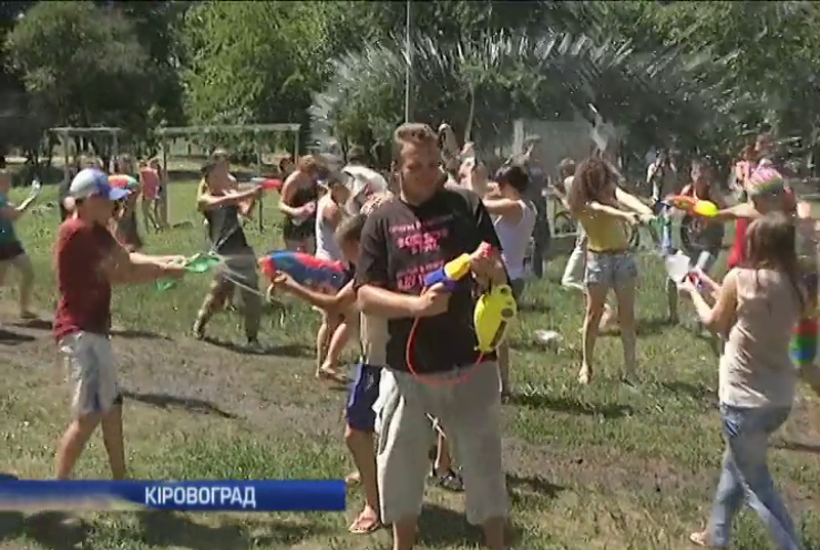 У Кіровограді сотні людей зійшлися у водній битві