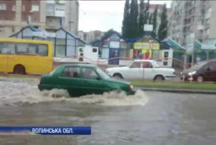 Злива перетворила центр Луцька на Венецію (відео)