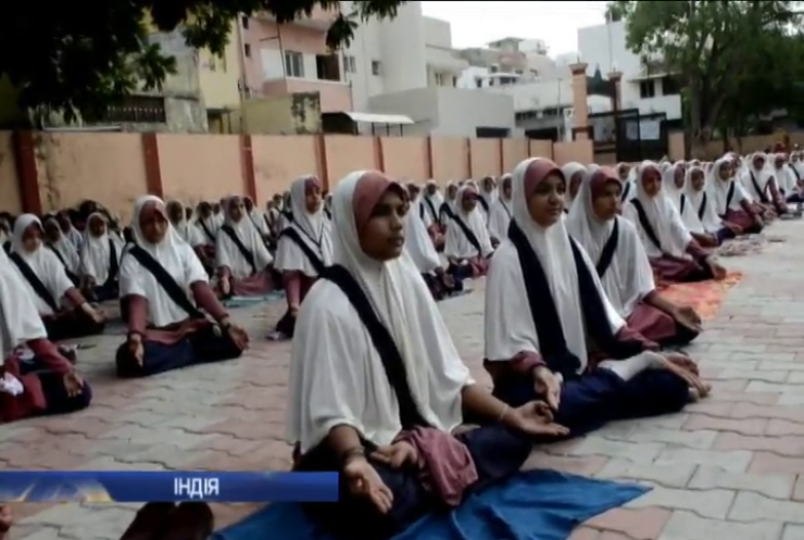 В Індії чиновників та пілотів зобов’язали вивчити йогу