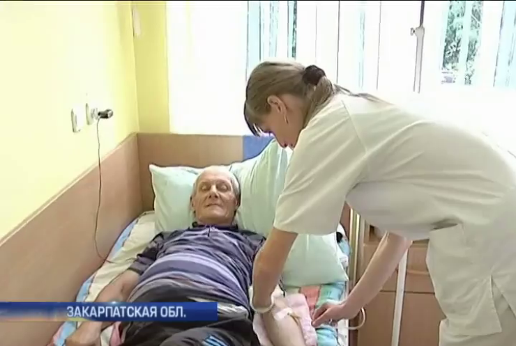 Медикам Ужгорода предлагают работать бесплатно