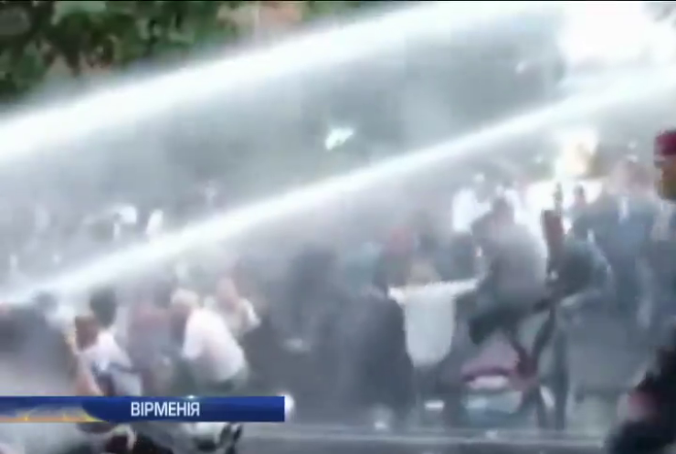 В Єревані силою розігнали протест задля руху транспорту (відео)