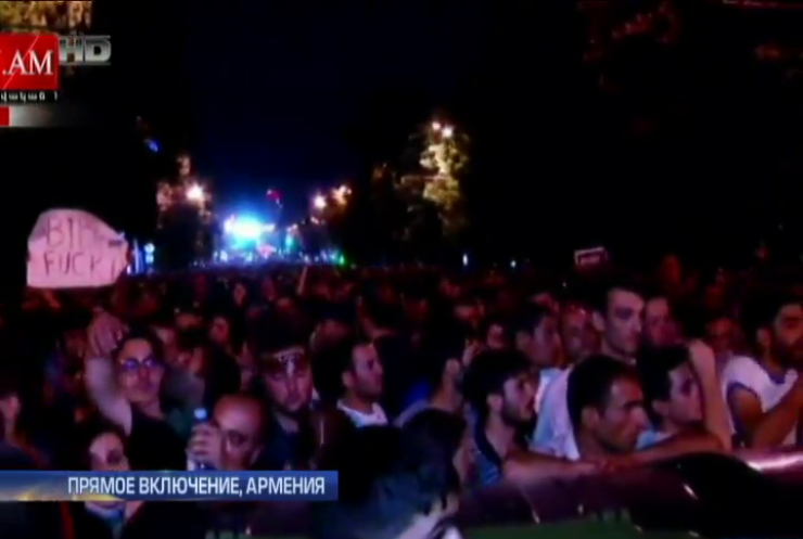 Разгон протеста в Ереване вывел на улицы еще больше людей (видео)