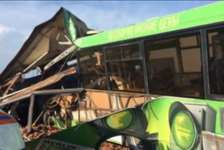 Автобус в Омьску розбився через гонщика на вантажівці