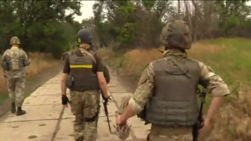 Сапери розчищають передмістя Маріуполя від мін 