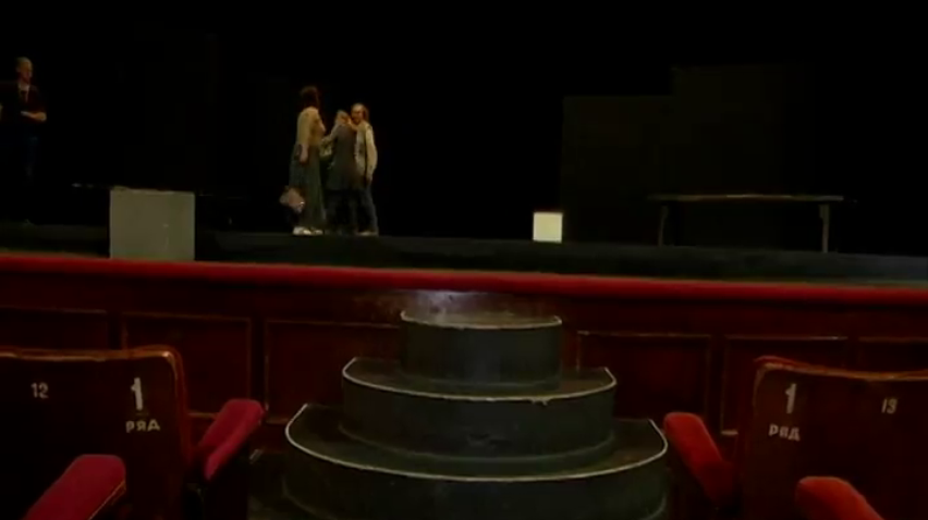У театрі Львова глядачі провалилися під сцену