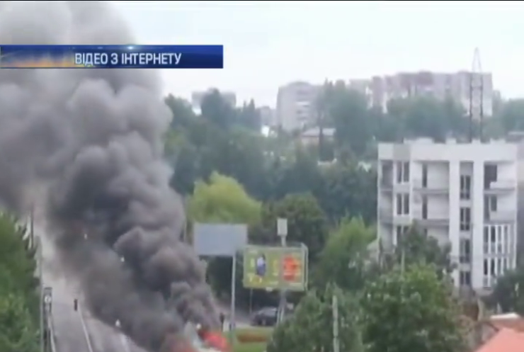 У Львові тролейбус у вогні протаранив будинок