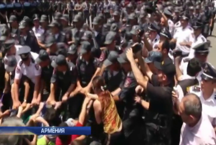В Ереване протестующих милиция оттеснила с проспекта Баграмяна