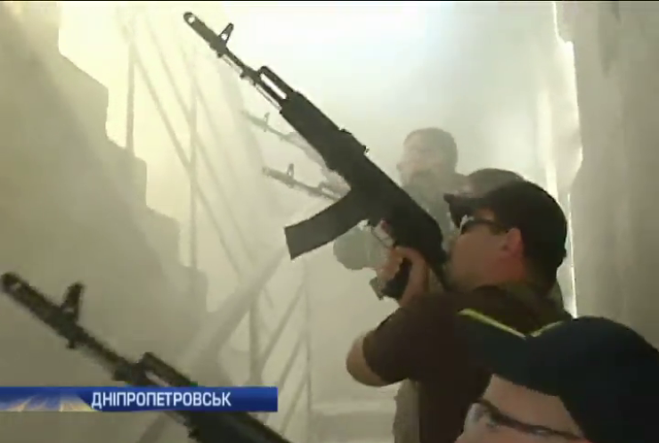 У Дніпропетровську школярів навчають стріляти та зачищати будівлі 