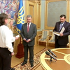 Порошенко вручил паспорта Украины канадцам за помощь в АТО