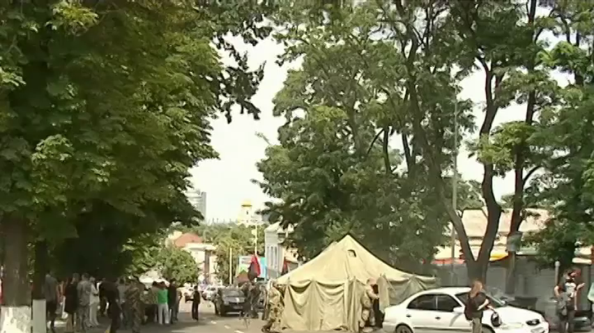 На митингах "Правого сектора" обживаются в палатках