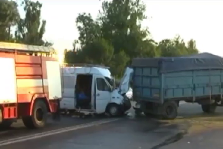 У аварії КАМАЗа та маршрутки під Одесою загинуло 2 пасажири (відео)