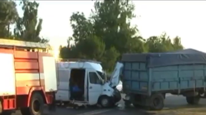 У аварії КАМАЗа та маршрутки під Одесою загинуло 2 пасажири (відео)