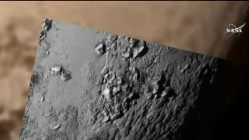 Станція New Horizons побачила крижану гору на Плутоні
