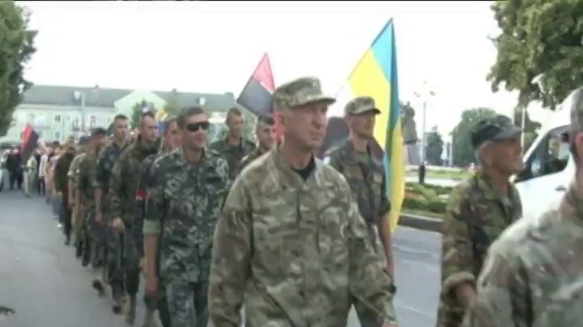 Марш "Правого сектора" парализовал центр Ривного (видео)