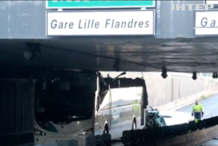 Автобусу у Франції в ДТП знесло дах