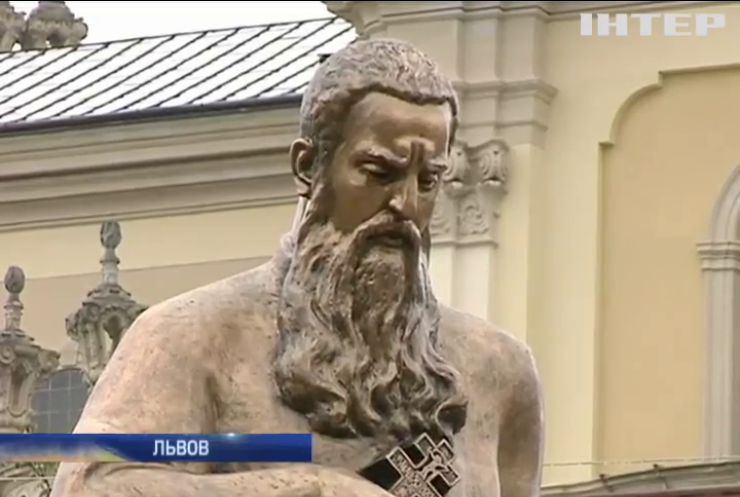 В центре Львова установили памятник митрополиту Шептицкому