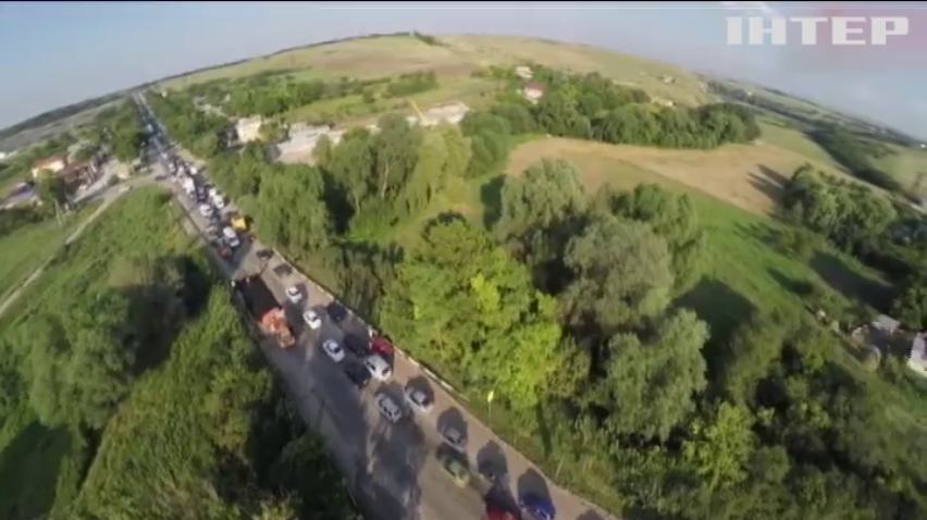 У Криму багатокілометрові затори через ремонт траси