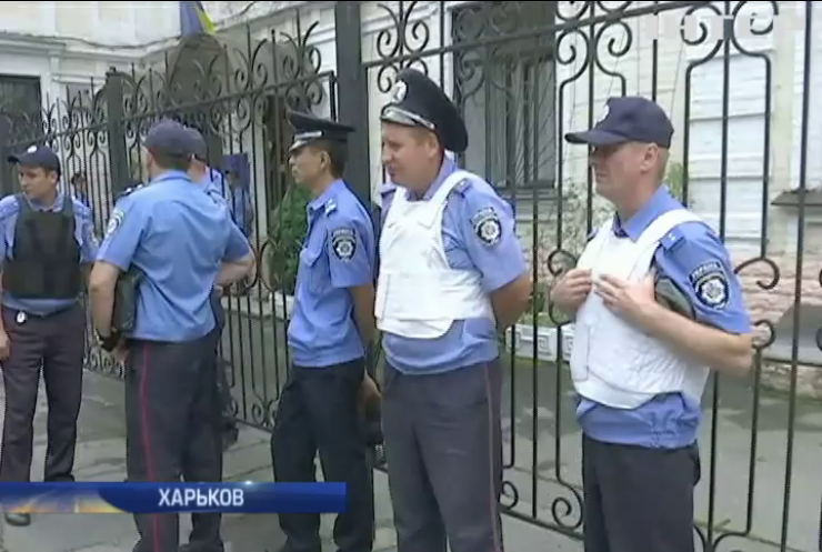 Яценюк в Харькове оградился от оппозиции милицией