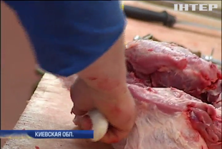 Под Киевом, не дожидаясь ветеринаров, режут свиней на продажу