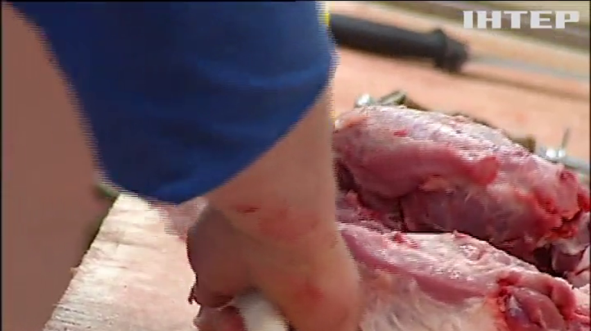 Под Киевом, не дожидаясь ветеринаров, режут свиней на продажу