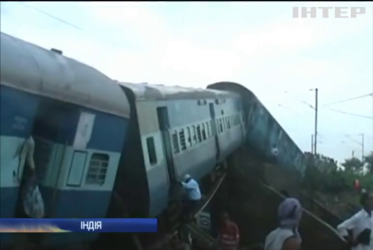 В аварії на залізниці в Індії загинули вже 30 людей