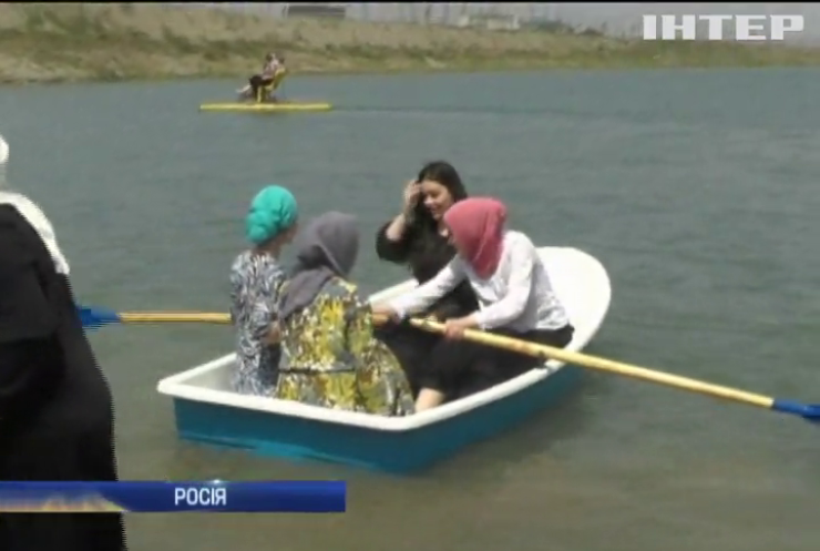 Жінкам Чечні дозволили купатися в озері