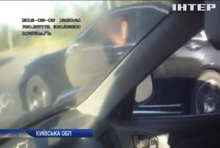 На Київщині нахабний водій на дорозі погрожував зброєю (відео)