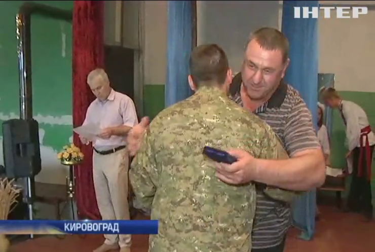 Волонтеры Кировограда наградили киборгов медалями