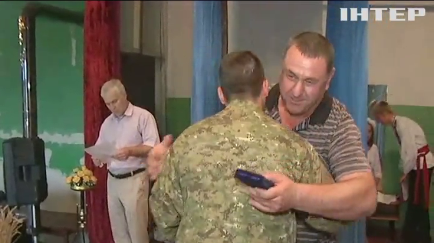 Волонтеры Кировограда наградили киборгов медалями
