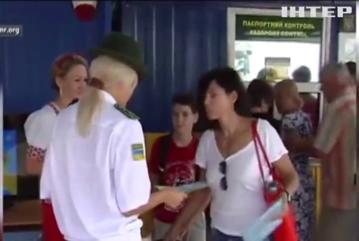 На выезде из Крыма пограничники дарят листовки в честь Независимости