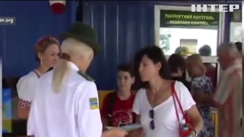 На выезде из Крыма пограничники дарят листовки в честь Независимости