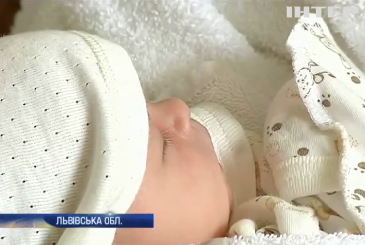 Німці намагались вивезти із України 5-денне немовля (відео)