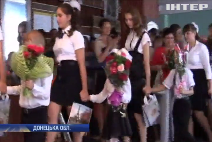 На окупованих територіях школярі фотографуються з прапорами України