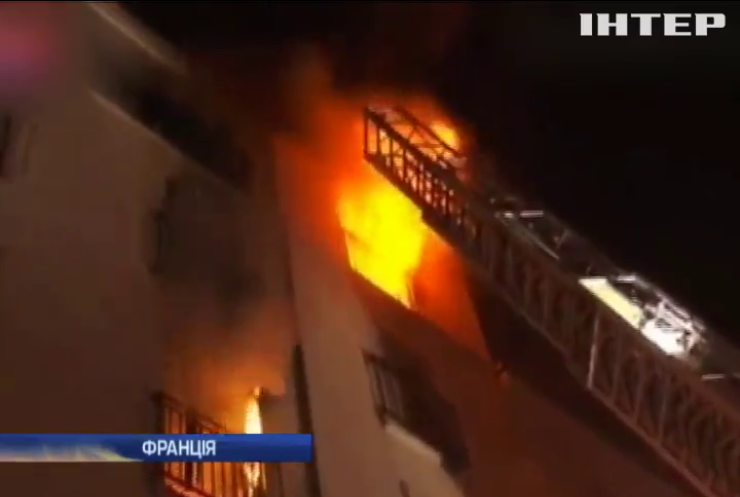 У Парижі з вікон палаючого будинку вистрибували люди