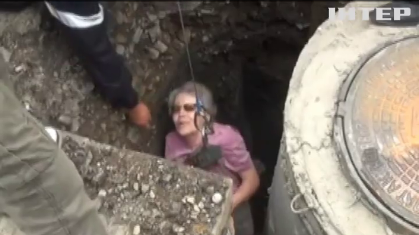 В Івано-Франківську бабуся провалилася у яму комунальників