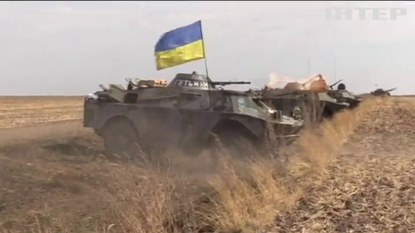 Під Маріуполем військові стріляють з танків та гармат 