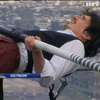 Канатоходец прилег отдохнуть на высоте 300 метров (видео)