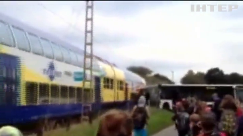 Поїзд протаранив автобус із дітьми у Німеччині