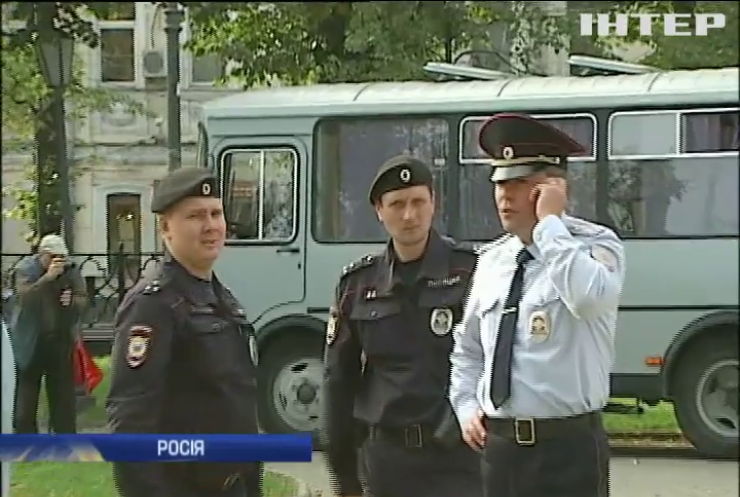 На "Марші Миру" у Москві пенсіонерів закидували до автозаків