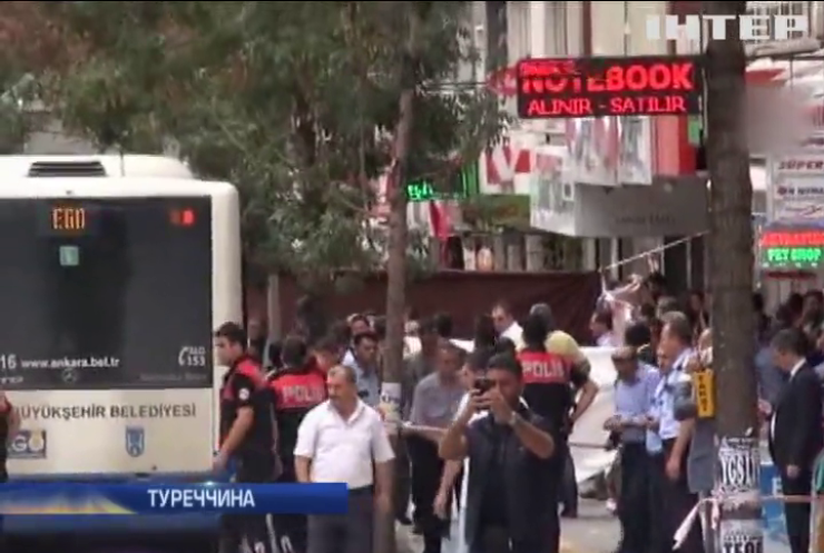 У Туреччині автобус протаранив у зупинку із людьми (відео)