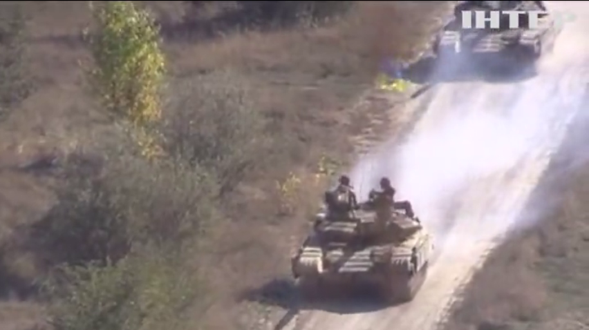 Із Луганщини армія відводить танки та артилерію (відео)