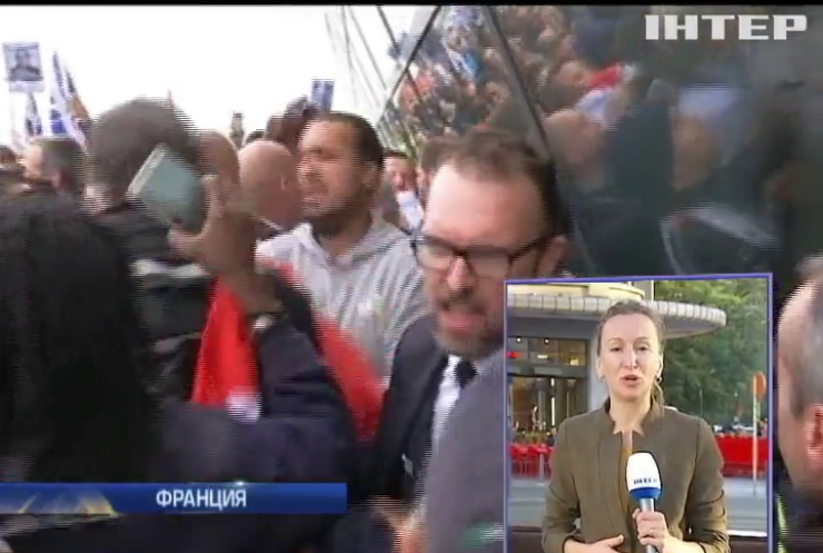 Сотрудники Air France во время митинга напали на руководство