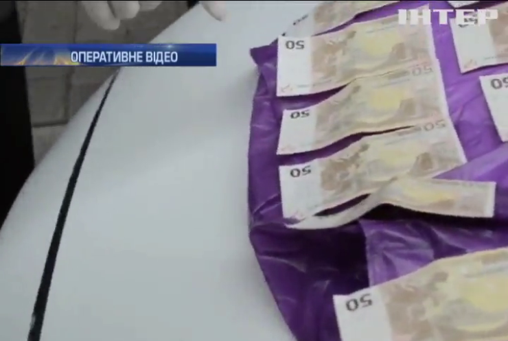 Чиновник на Буковині вимагав від студентки 1500 євро