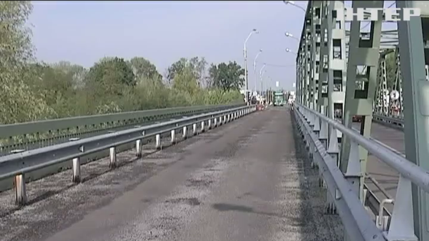 Річку Тису забруднили сміттям від ремонту мосту