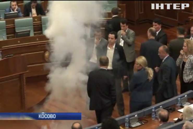 В Косово оппозиция отравила парламент газом