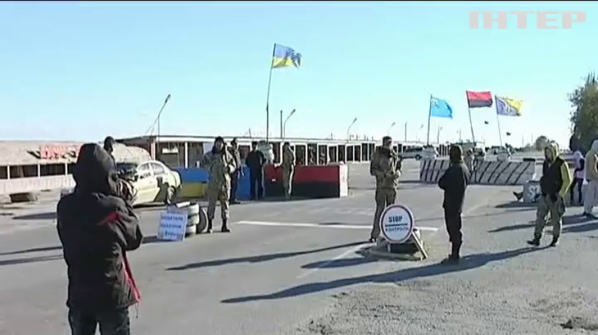 На кордоні із Кримом батальйони безпідставно затримують людей