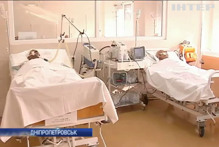 У лікарні Дніпропетровська прибувають поранені від осколків мін