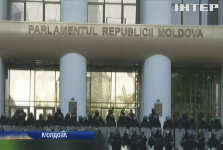 Протестувальники в Молдові хочуть зачинити депутатів у парламенті