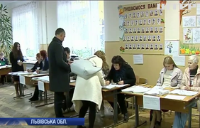 На Львівщині кандидат у мери на дільниці агітував людей